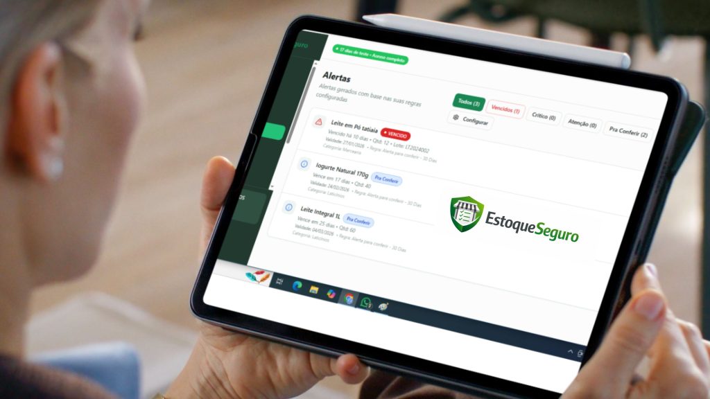 imagem de um homem examinando a validade de produto no estoque seguro pelo tablete